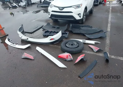 2017 Toyota Rav4 Xle z USA, uszkodzony, nr VIN JTMWFREV9HJ707623